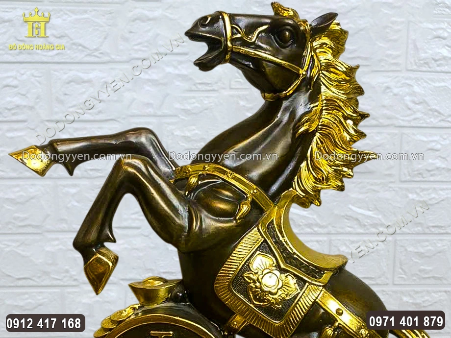 Hai ch&acirc;n trước ngựa giương l&ecirc;n cao